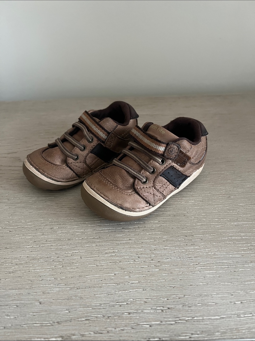 Stride Rite Boys Artie shoe size 5M tan, leather soft motion